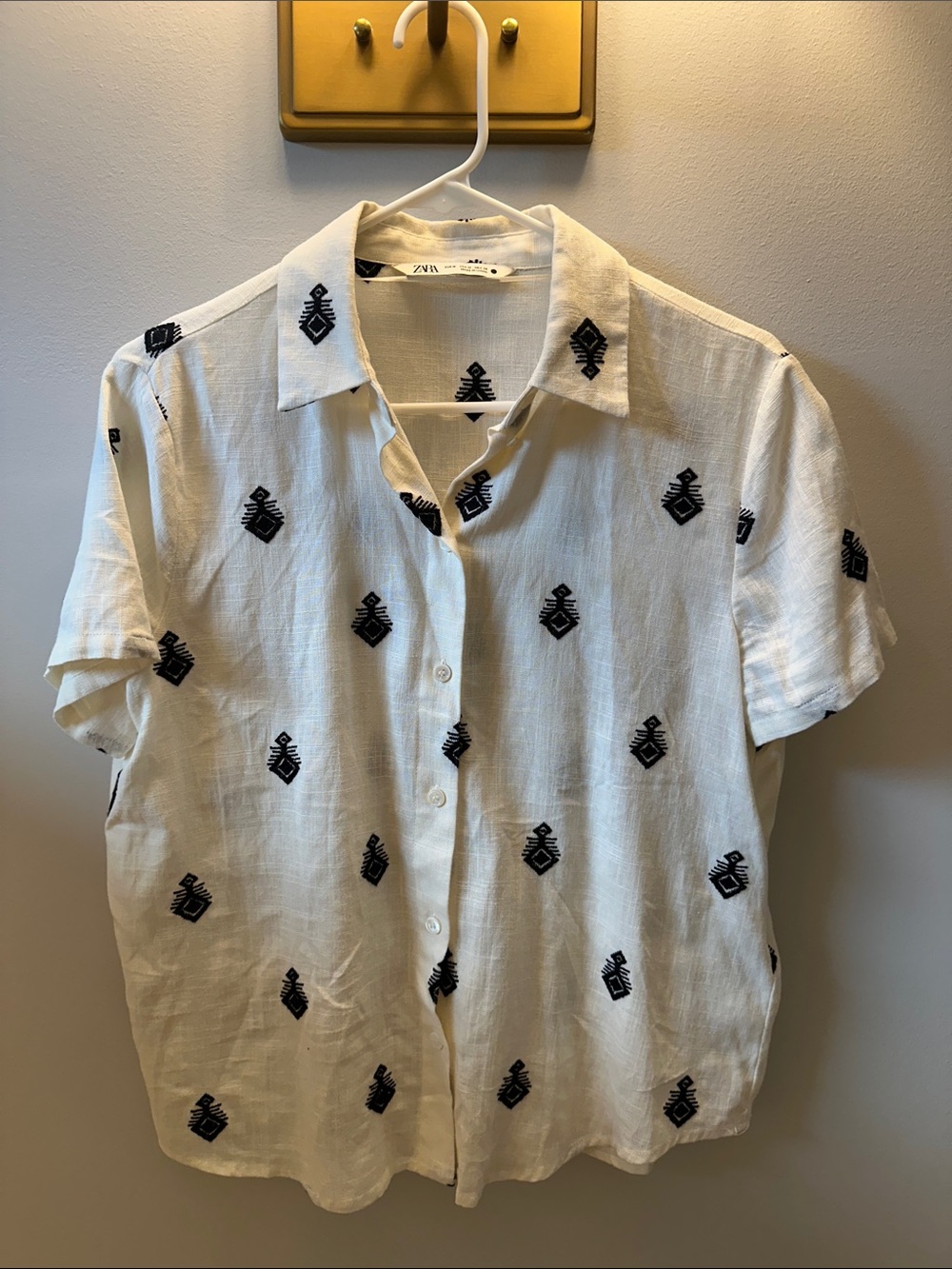 Zara White Short-Sleeve Button-Down Shirt with Black Embroidered Motifs